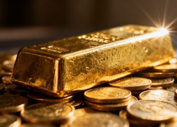 Goldbarren auf Goldmünzen.