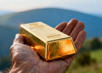Eine goldene Hand hält einen Goldbarren als Symbol für den Ruhestand.