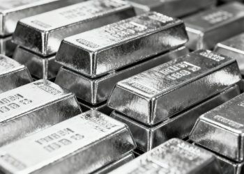 Lingots d'argent brillant empilés, gros plan.