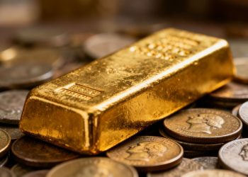 Barre d'or sur des pièces anciennes