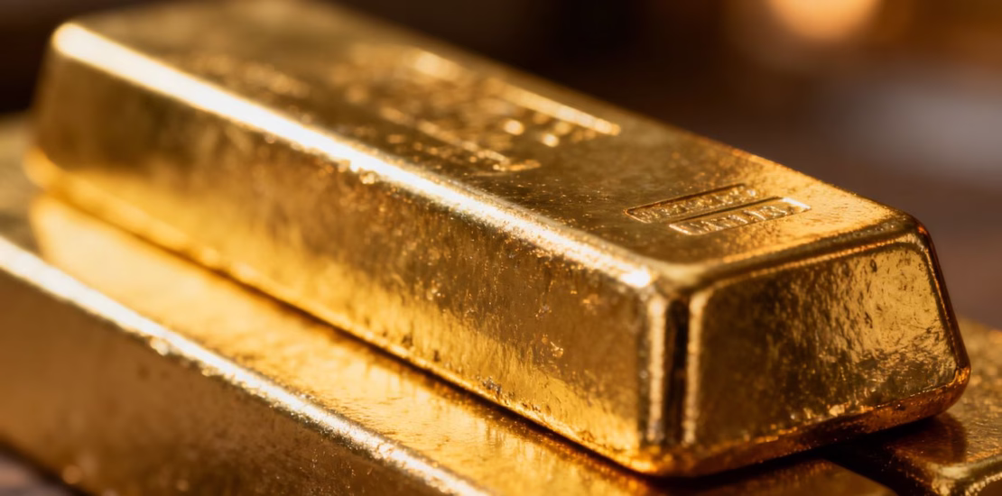 Lingot d'or brillant sur fond flou.