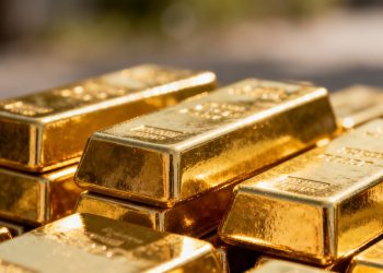 Goldbarren glänzen im Licht.