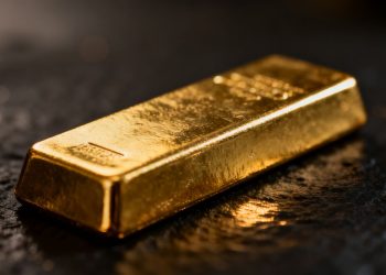 Lingot d'or brillant sur fond sombre