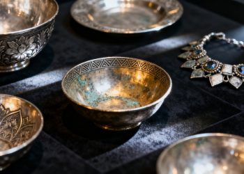 تم فحص القطع الفضية من قبل خبير.