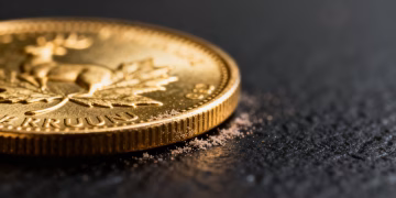 Primer plano de una brillante moneda de oro de colección.