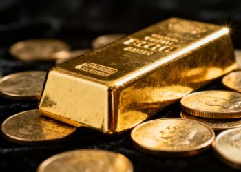 Barre d'or et pièces d'or, symbole d'investissement.