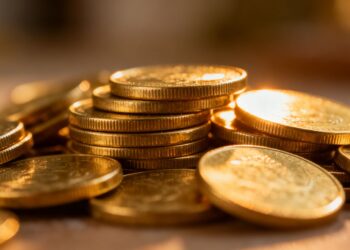 Pièces d'or brillantes empilées, gros plan.