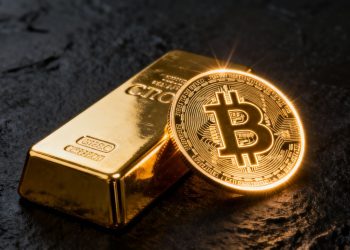Goud en bitcoin naast elkaar tegen een donkere achtergrond.