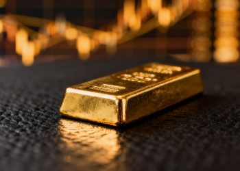 Lingots d'or brillants sur fond abstrait doré.