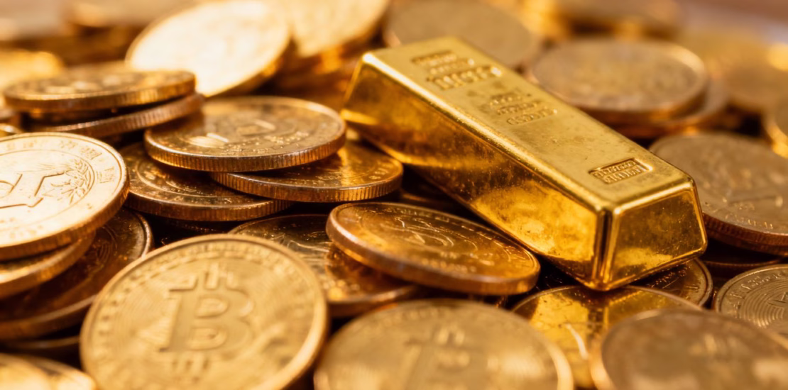 Lingots et pièces d'or brillants.
