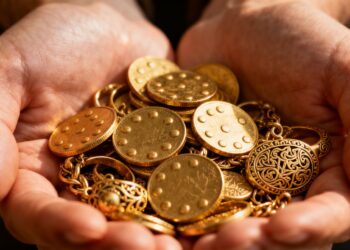 Mains tenant de l'or, vente d'or sans carte d'identité
