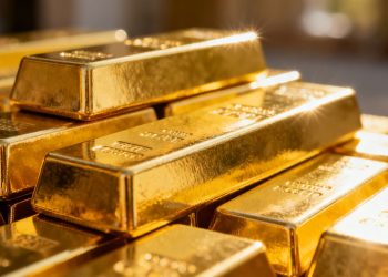 Lingots d'or brillants empilés, reflétant la lumière.