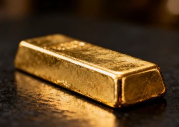 Barre d'or brillante sur fond sombre.