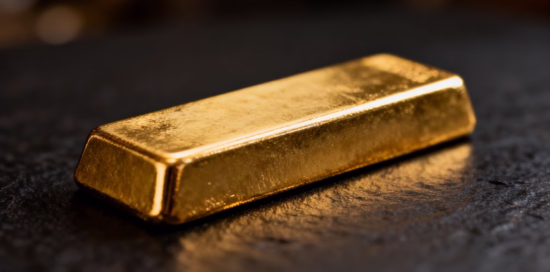 Lingot d'or brillant sur fond sombre
