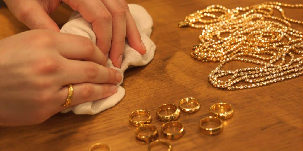 Nettoyer bijoux en or avant vente aux enchères