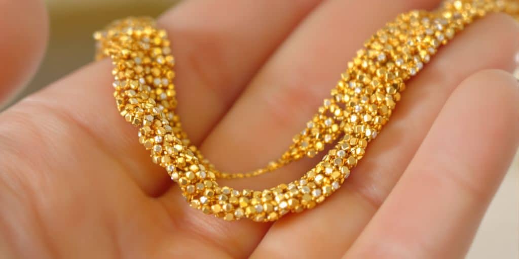 Gestes à éviter pour préserver ses bijoux en or