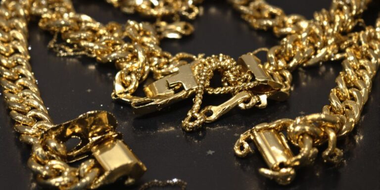 Bijoux en or avec fermoirs endommagés