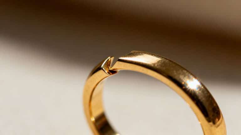 Réparer une bague en or tordue