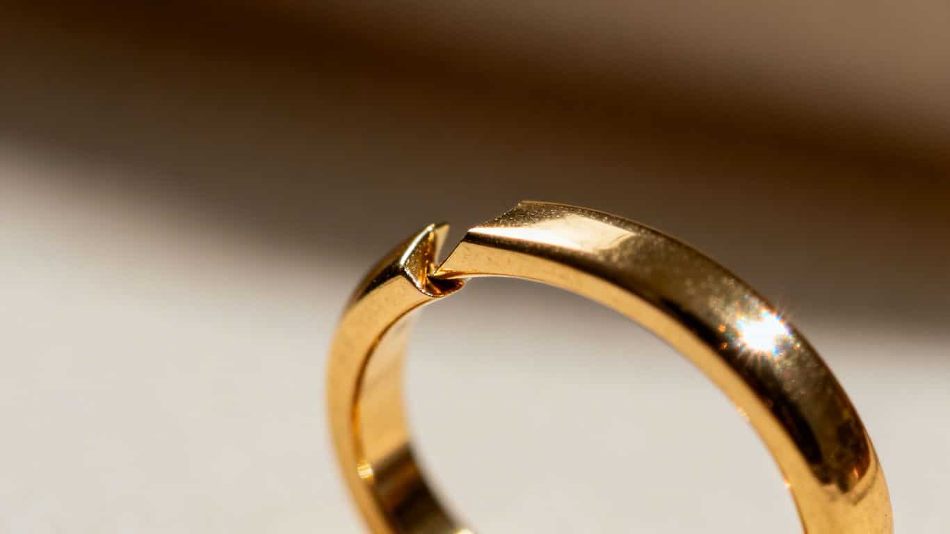 Réparer une bague en or tordue