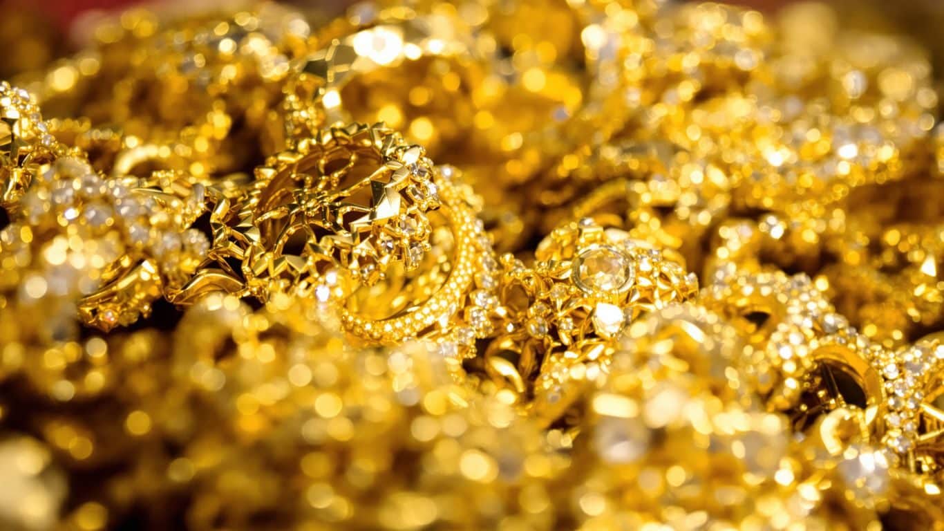L'investissement dans les bijoux en or est-il toujours pertinent en 2025