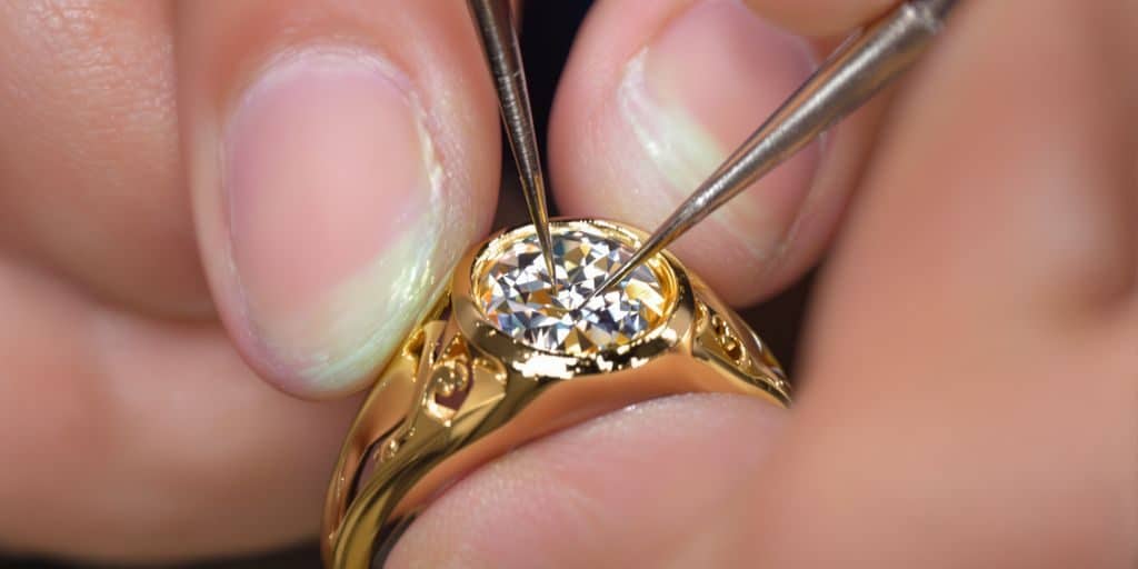 Réaliser un sertissage de qualité sur bijoux en or