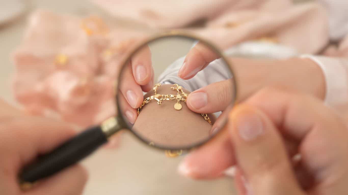 Se protéger des arnaques lors de l'estimation de bijoux en or