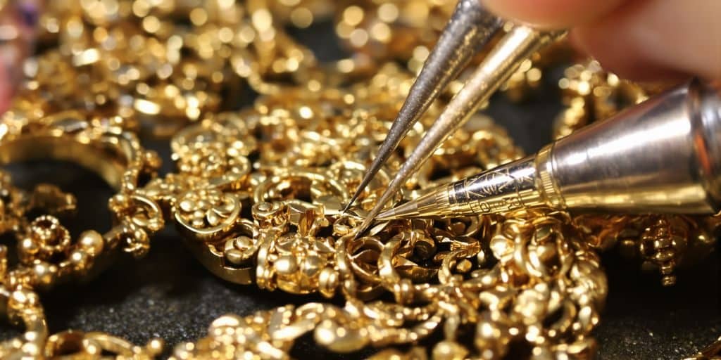 La restauration de bijoux anciens en or est-elle effectuée