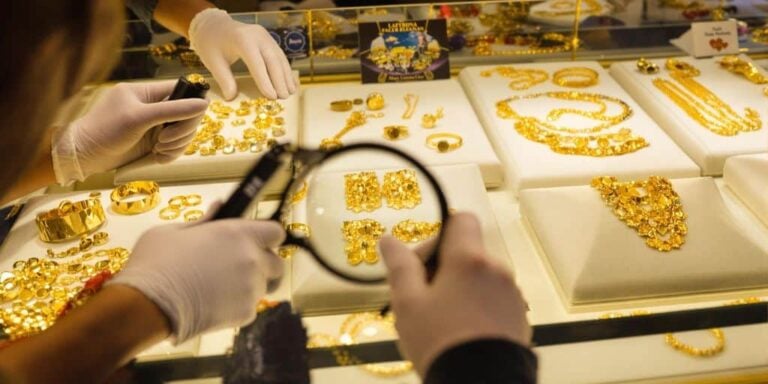 Inspecter les bijoux en or avant d’enchérir