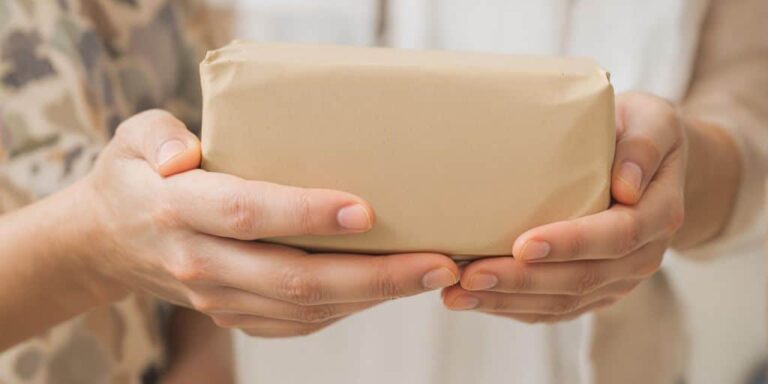 Est-ce que je peux déposer un objet au nom d’un tiers