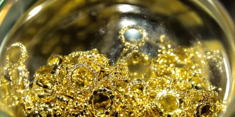 Nettoyer des bijoux en or avec de l'ammoniaque
