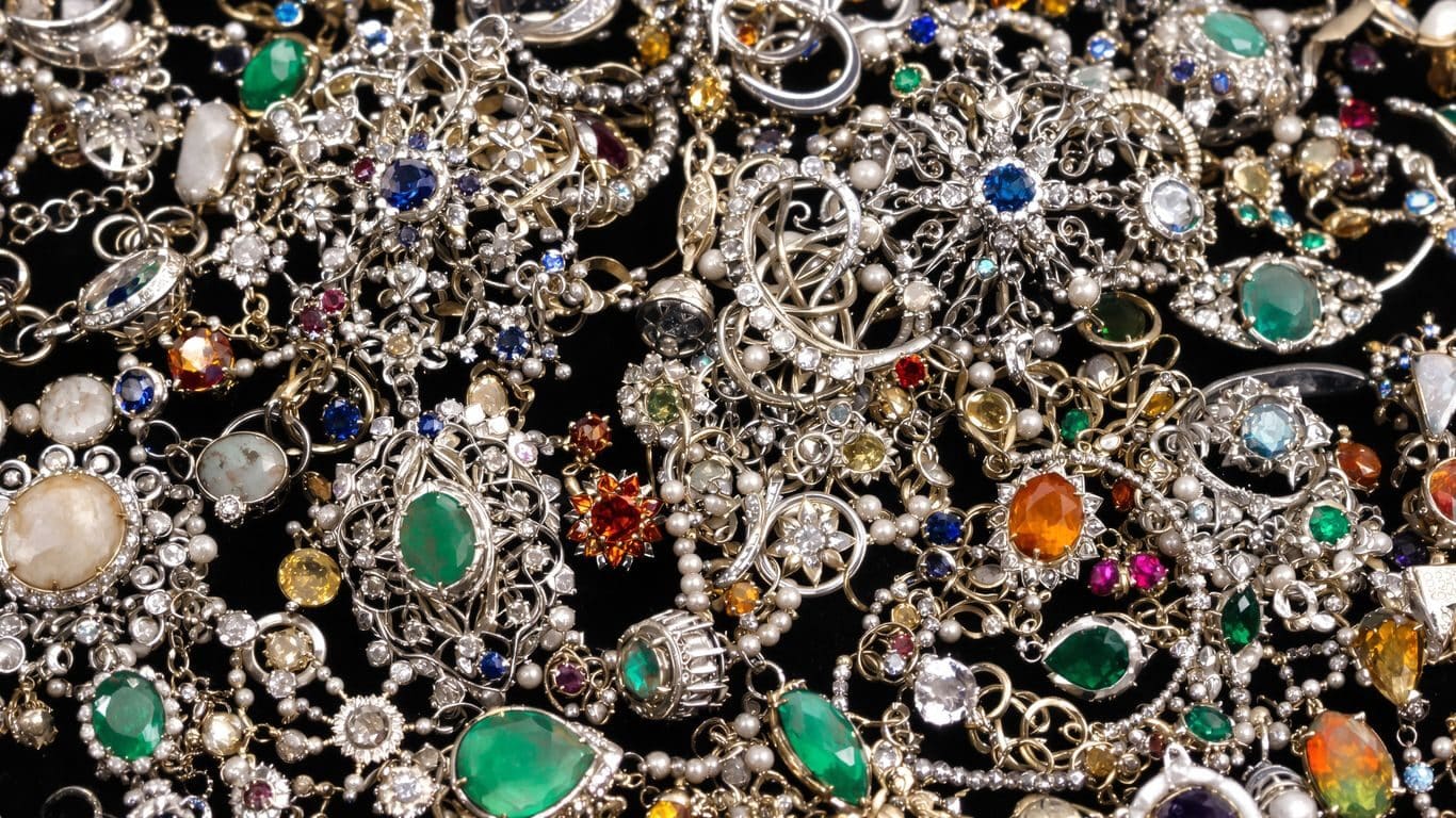 Matériaux précieux utilisés dans les bijoux anciens autres que l'or