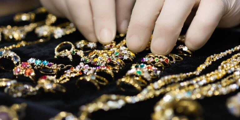 Accepte-t-il le rachat de bijoux avec pierres précieuses