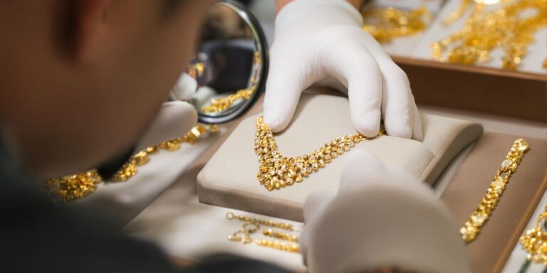 Évaluer authenticité bijoux en or en vente aux enchères