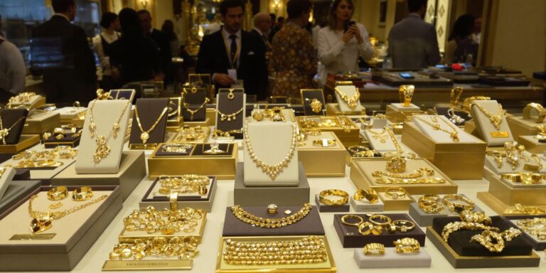 Promotion bijoux en or avant vente aux enchères