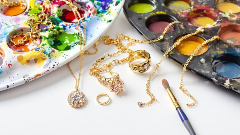 Les bijoux en or et les collaborations avec des artistes