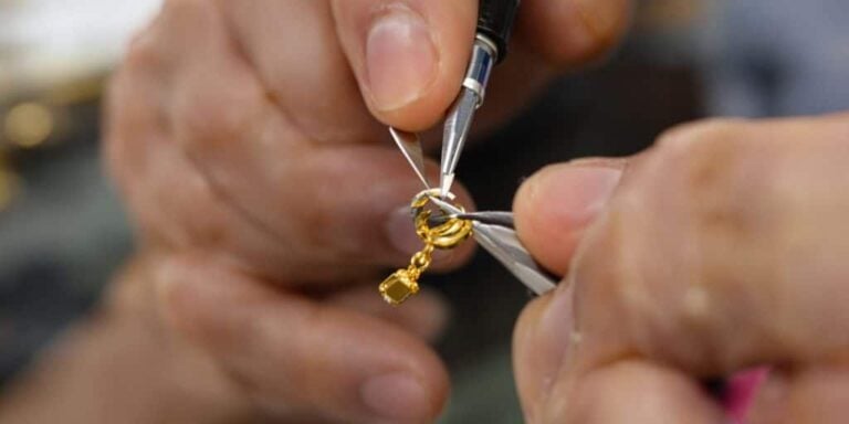 Choisir un bon réparateur de bijoux en or