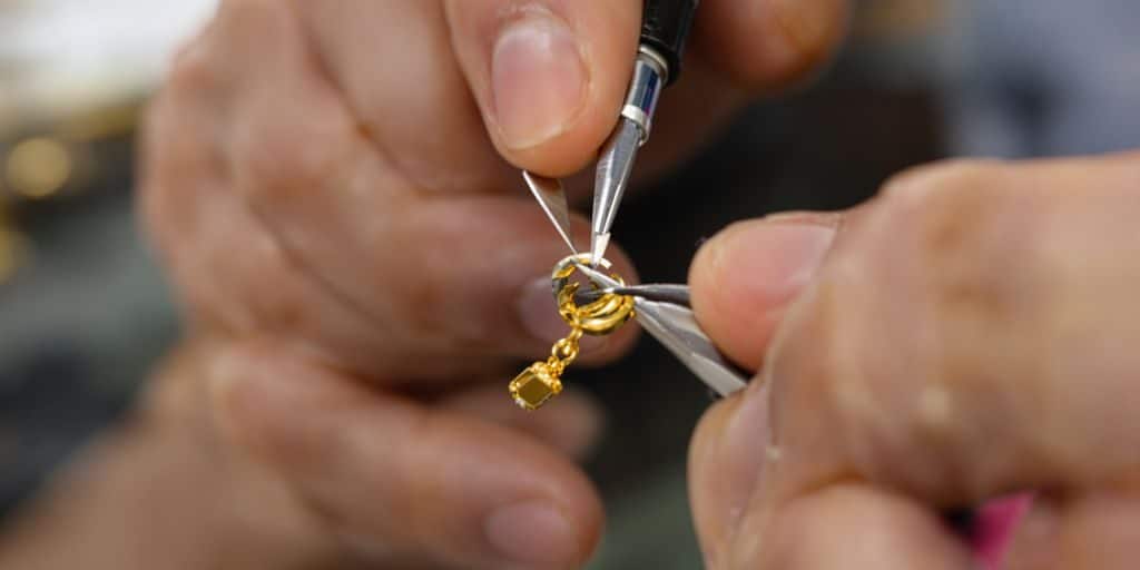 Choisir un bon réparateur de bijoux en or
