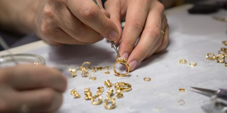 Les maisons de vente aux enchères offrent-elles des services de restauration pour les bijoux en or