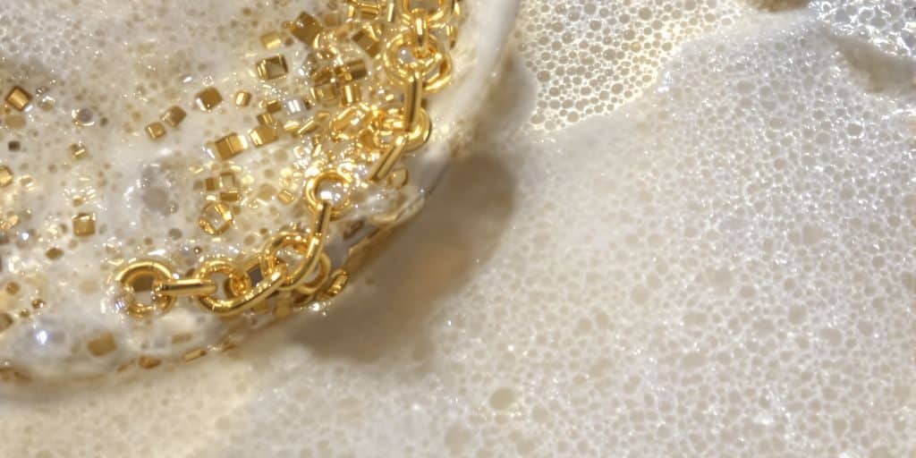 Risques de nettoyer ses bijoux en or avec des méthodes non professionnelles