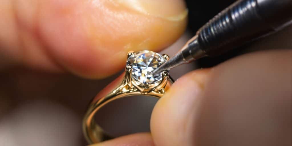 Sertissage et comment s'applique-t-il aux bijoux en or