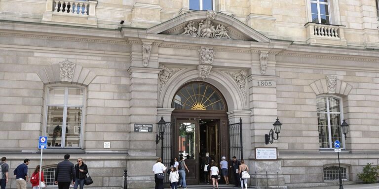 Le Crédit Municipal est-il un établissement public ou privé
