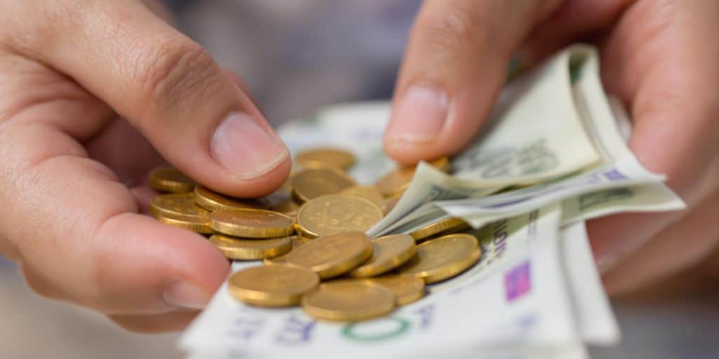 Se passe une transaction de vente d’argent