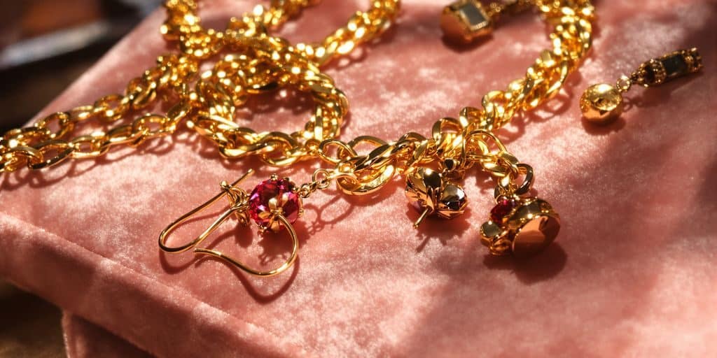 Les bijoux en or nécessitent-ils un nettoyage après chaque utilisation