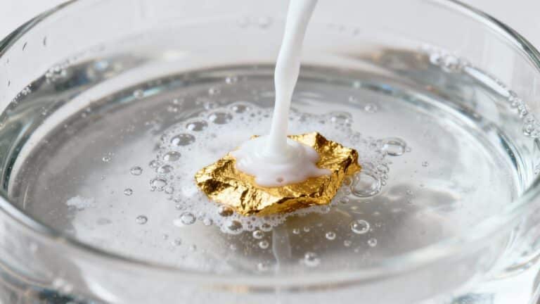 Le test à l'eau de Javel réagit-il avec l'or