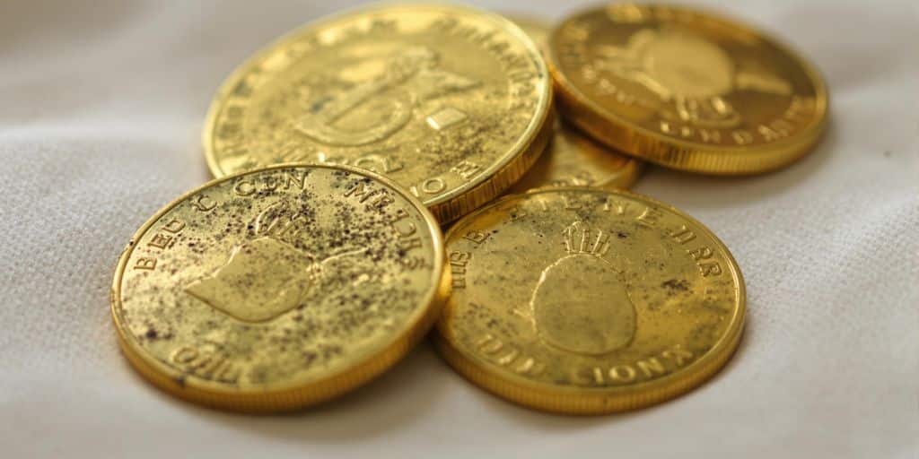 Dois-je nettoyer mes pièces en or avant de les vendre ? La réponse est non