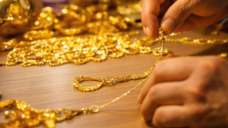 Les marques de bijoux en or communiquent-elles sur leurs valeurs et leur savoir-faire