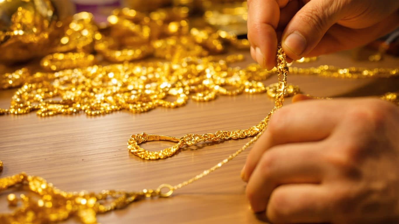 Les marques de bijoux en or communiquent-elles sur leurs valeurs et leur savoir-faire