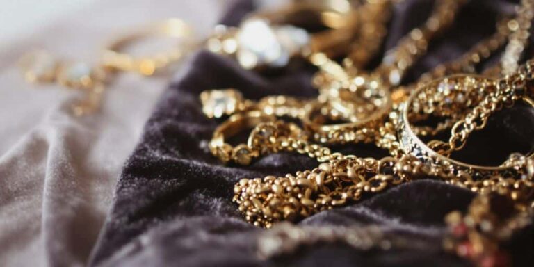À qui reviennent les bijoux de la mère après son décès
