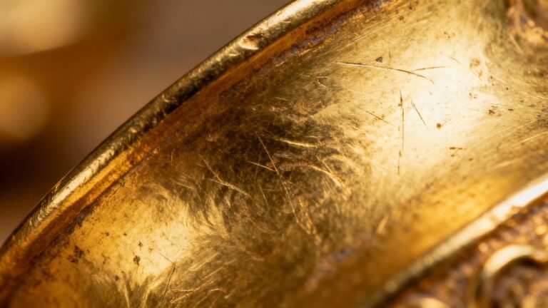 Créer des textures uniques sur des surfaces en or