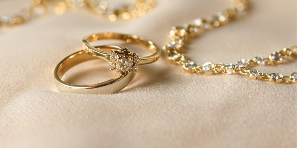 Avantages d'une assurance bijoux or dédiée
